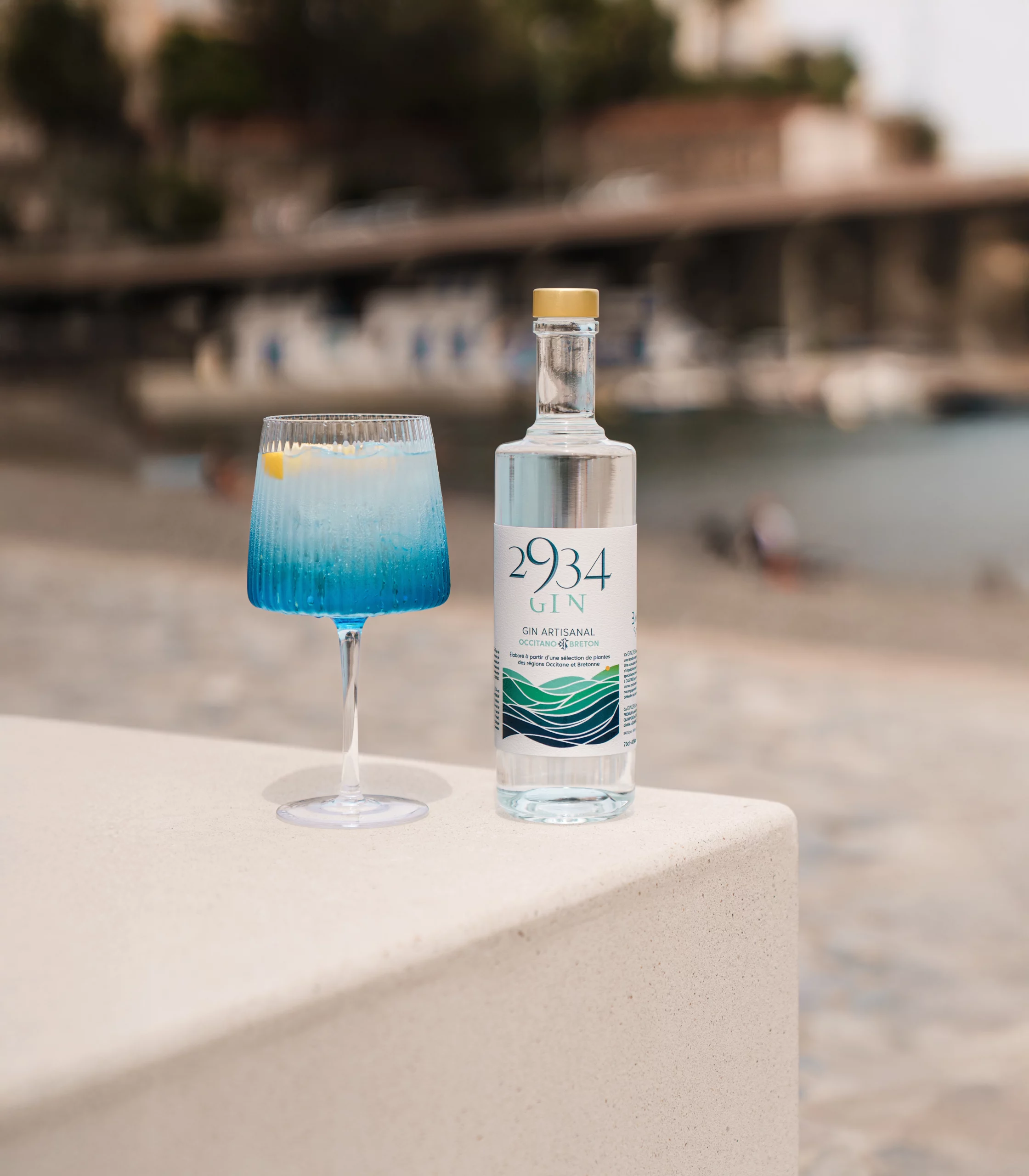 Bouteille mise en scène lifestyle – création d’identité visuelle et branding produit par Maison Laplace à Perpignan