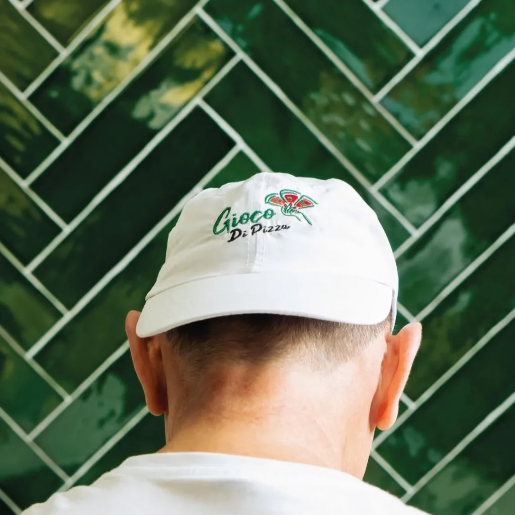 Casquette brodée Gioco Di Pizza – application de l’identité visuelle créée par Maison Laplace à Perpignan