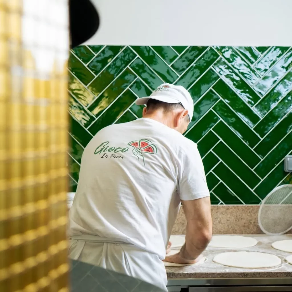 Employé du restaurant Gioco Di Pizza portant une casquette logotypée – identité visuelle créée par Maison Laplace à Perpignan