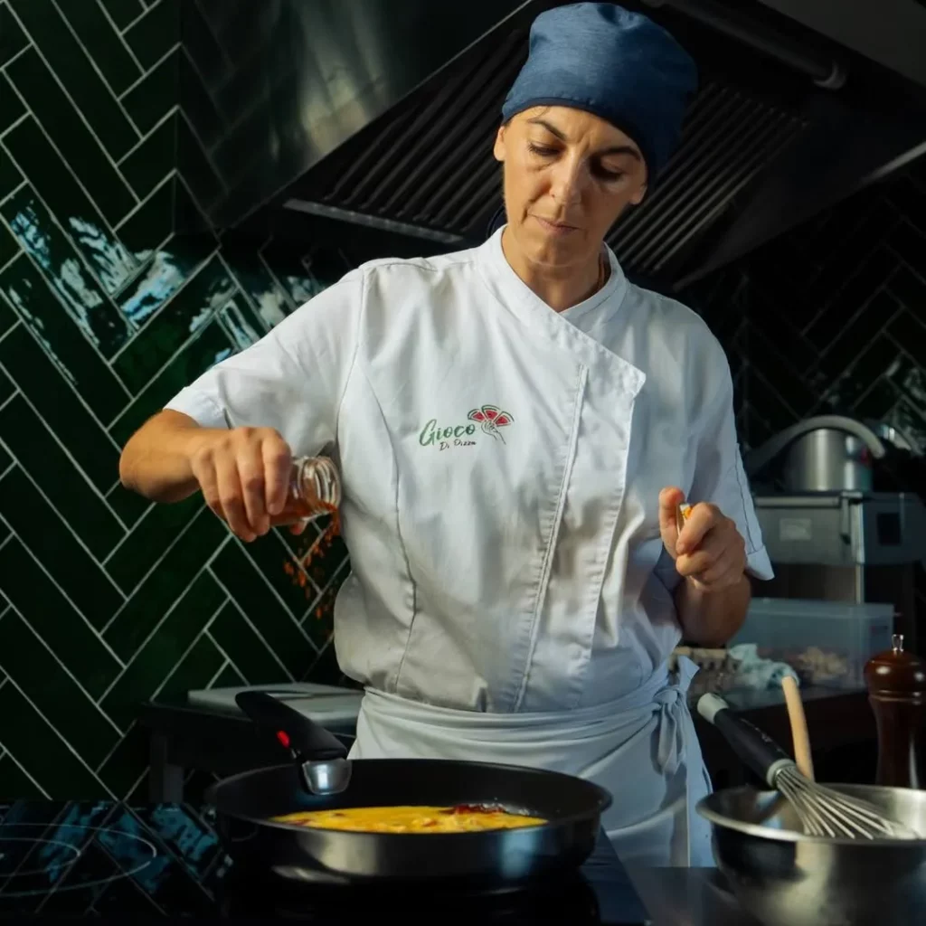 Chef en cuisine au restaurant Gioco Di Pizza portant l’identité visuelle créée par Maison Laplace à Perpignan