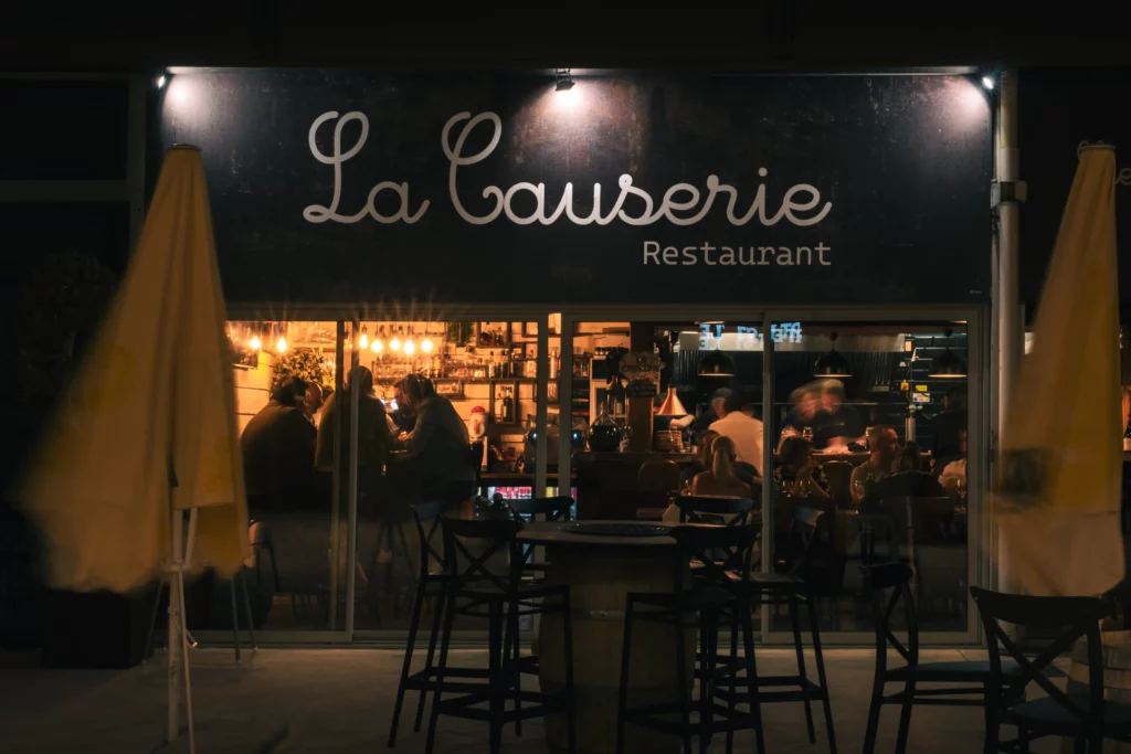 Façade du restaurant La Causerie avec enseigne lumineuse – identité visuelle créée par Maison Laplace à Perpignan