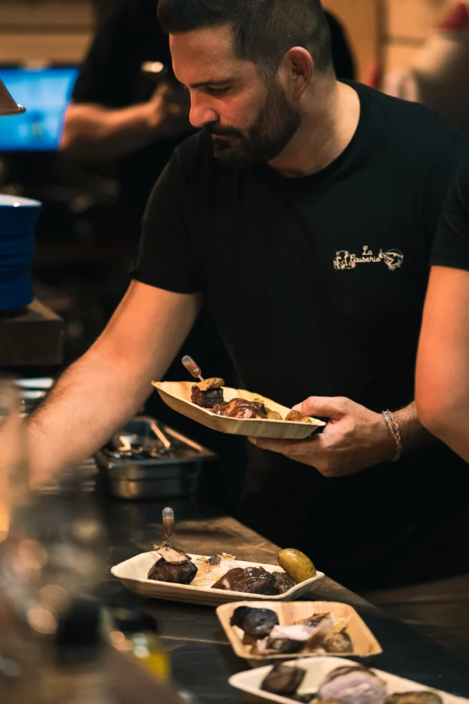 Service en restaurant La Causerie – application de l’identité visuelle créée par Maison Laplace à Perpignan