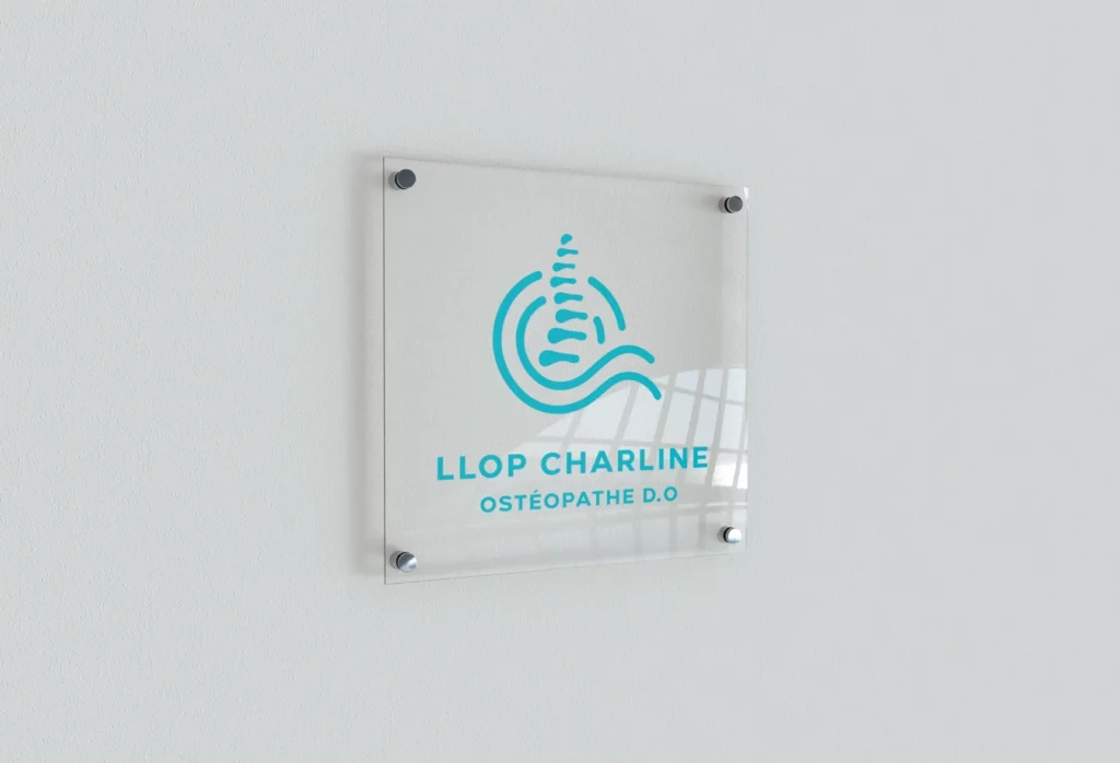 Logo Charline Llop sur plaque murale – identité visuelle professionnelle médicale
